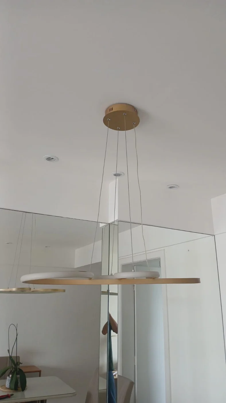 Luminária de anéis instalada em ambiente residencial